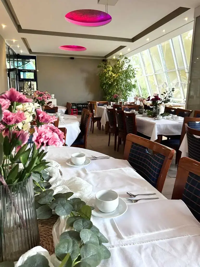 Tischdeko Rosé Landhaus in der Eventlocation Rostock – Bild 1